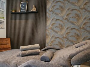 Ontspannende massagepraktijk in Papendrecht bij Massage bij Martine, met comfortabele behandelstoel, warme inrichting en rustgevende sfeer voor ontspanningsmassage en voetreflexbehandeling.